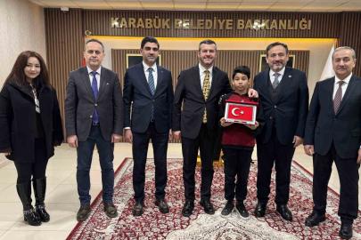 Kar altında İstiklal Marşını okuyan öğrenciye Başkan Çetinkaya da kayıtsız kalmadı