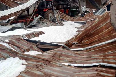 Kar birikintisi mandıra çatısını çökertti: 4 ton buğday zarar gördü