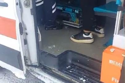 Kar engeline takılan ambulansa karayolları ekipleri yetişti