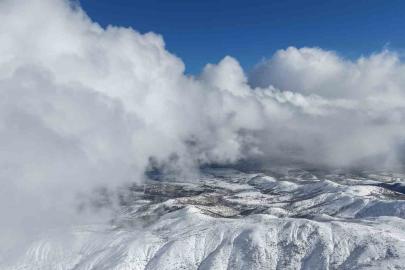 Kar hasretini bin 744 rakımlı dağda giderdiler: Zirvede kış manzarası görsel şölen sundu