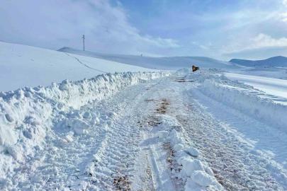 Kar kalınlığının yer yer 2 metreyi bulduğu bölgede yol açma çalışması