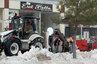 Kar kütlesinin altında kalarak hayatını kaybeden genç kız son yolculuğuna uğurlandı