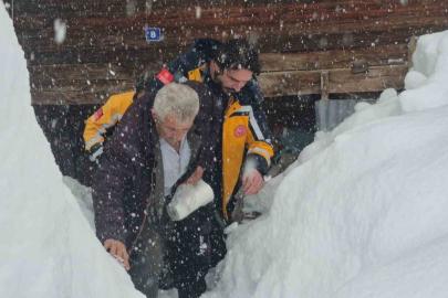 Kar nedeniyle evinde mahsur kalan hastayı sağlık ekipleri kurtardı