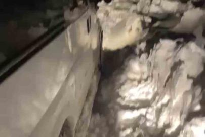 Kar nedeniyle yolda kalan araçlar, lastik iziyle kurtuldu