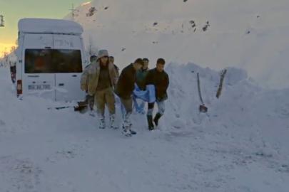 Kar temizlerken damdan düştü, ekipler hastaneye yetiştirdi