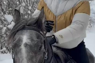 Kar üstünde dört nala at şovu