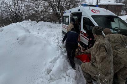 Kar ve tipiden yolu kapanan köydeki hasta kadın hastaneye ulaştırıldı