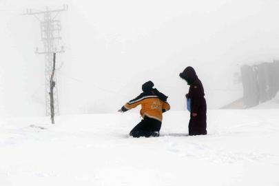 Kar ve tipiye rağmen şifa yolu açık, paletli ambulanslar görevde