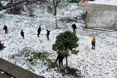 Kar yağışı altında futbol müsabakası  dronla görüntülendi