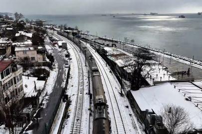 Kar yağışı ile beyaza bürünen Menekşe sahili havadan görüntülendi