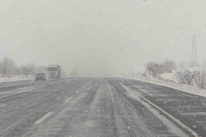 Kar yağışı Van-Bitlis yolunda etkili oluyor