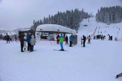 Kar yağışını fırsat bilen kayakçılar, Ilgaz Yurduntepe Kayak Merkezi’ne akın etti