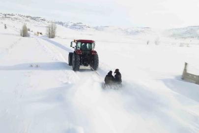 Kar yağışını fırsata çevirdiler, traktörün arkasında kayarak eğlendiler
