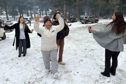 Kar yağışını göbek atarak kutladılar