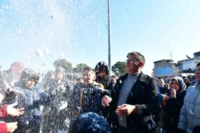 Kar yağmayan ilçede çocuklara kar sürprizi