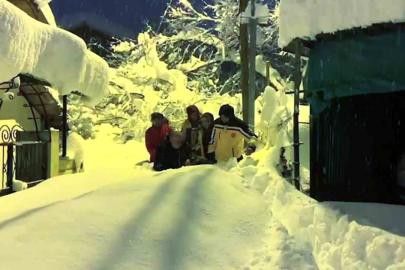 Karabük’te 80 santimetre karı aşıp yaşlı kadını taşıdılar