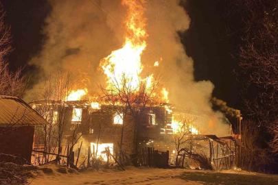 Karabük’te iki katlı ahşap ev küle döndü
