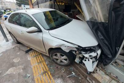 Karaman’da 3 kişinin yaralandığı kazada otomobil iş yerine daldı