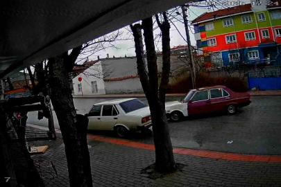 Karaman’da bir sürücünün park halindeki otomobile aracıyla çarparak kaçtığı anlar kameraya yansıdı