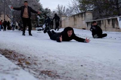 Karaman’da çocuklar karın keyfini kayarak çıkardı