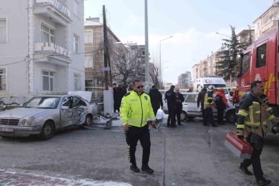 Karaman’da iki otomobilin karıştığı kazada karı koca yaralandı