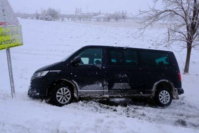 Karaman’da karlı yolda kontrolden çıkan minibüs şarampole indi