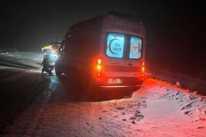 Karaman’da sağlık ekibi kar yağışı ve tipiye rağmen diyaliz hastası kadını hastaneye ulaştırdı