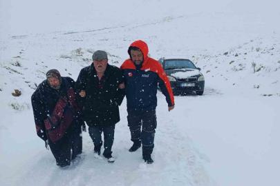 Karaman’da yolda kalan iki araçtaki 4 kişi kurtarıldı