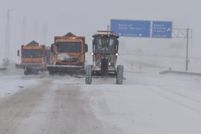 Karayolları ekipleri karla mücadele için seferber oldu