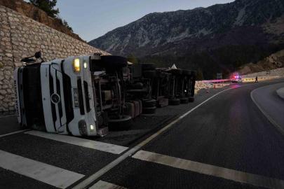 Karayolunda yem yüklü tır devrildi: 2 yaralı