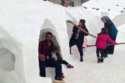 Kardan evler ve oyun alanı yaptı