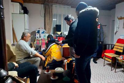 Kardan yolu kapanan köydeki yaralıya ulaşmak için zamanla yarıştılar