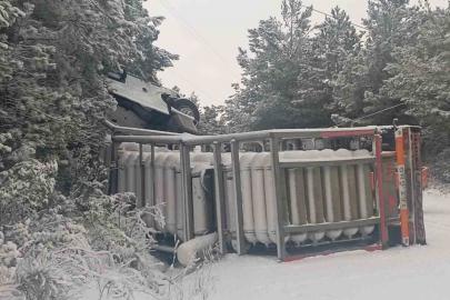 KARGAZ doğalgaz tırı devrildi: Sızıntı sebebiyle yol trafiğe kapatıldı