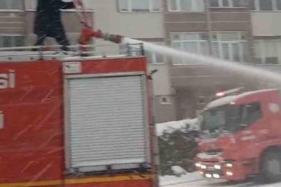 Karla kapanan yollar deniz suyuyla açılıyor