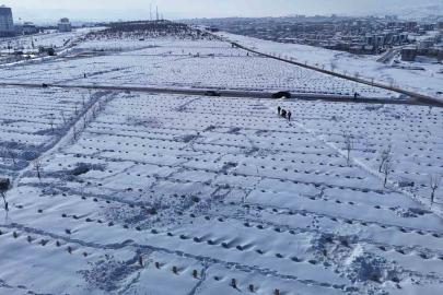 Karla kaplanan mezarda yakınlarının kabirlerini bulmakta zorlandılar