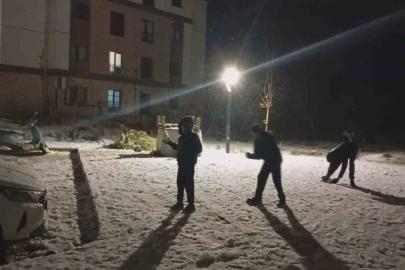 Karla kaplanan yolda araçlar ilerlemekte güçlük çekerken, eğlenmek isteyenler soluğu sokakta aldı