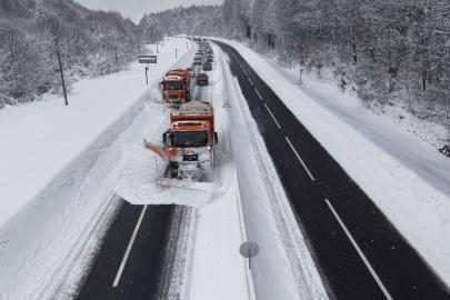 Karla kaplı Bolu Dağı’nda ‘Kar kaplanları’ böyle yolu açtı