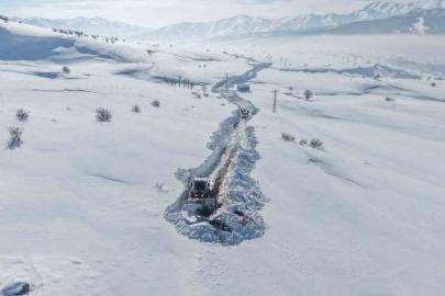 Karla kaplı mezrada mahsur kalan köylünün imdadına ekipler yetişti