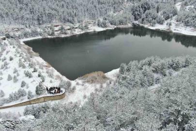 Karla kaplı orman içerisindeki gölet, kış manzarasıyla mest ediyor