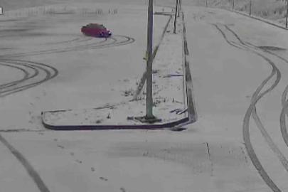 Karla kaplı sınav parkurunda drift yaptılar, kameraya yakalandılar