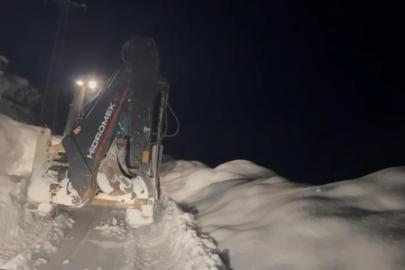 Karla mücadele ekipleri gece gündüz yol açıyor