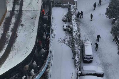 Karlı kaplı yollarda yürüyen vatandaşların karla imtihahı