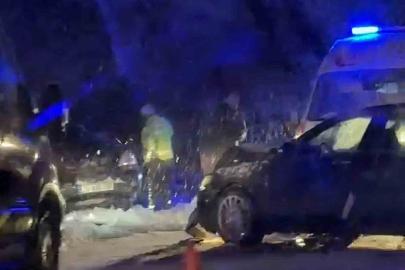 Karlı yolda kayan otomobil karşı şeritten gelen araçla çarpıştı: 6 yaralı