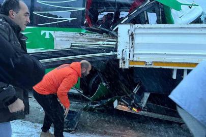 Karlı yolda kayan yolcu otobüsü tıra çarptı: 7 yaralı