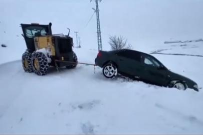 Karlıova’da karla mücadele sürüyor: Mahsur kalan araçlar kurtarıldı