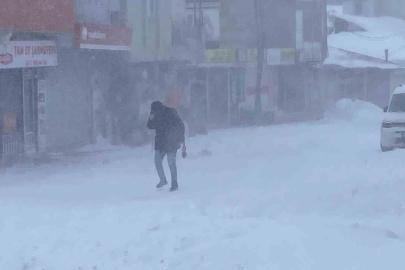 Karlıova’da tipi ve fırtına hayatı felç etti: Esnaf kepenk kapattı