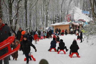 Karne hediyesi kar eğlencesi: Aktepe’de 7’den 70’e kızak şöleni