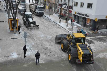 Kars Belediyesi’nden yoğun kar mesaisi: Caddeler temizleniyor