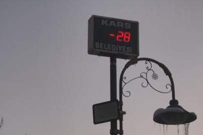 Kars buz tuttu: Termometreler eksi 28’i gösterdi