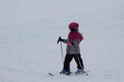 Karslı çocuklar Sarıkamış’ta kayak öğreniyor